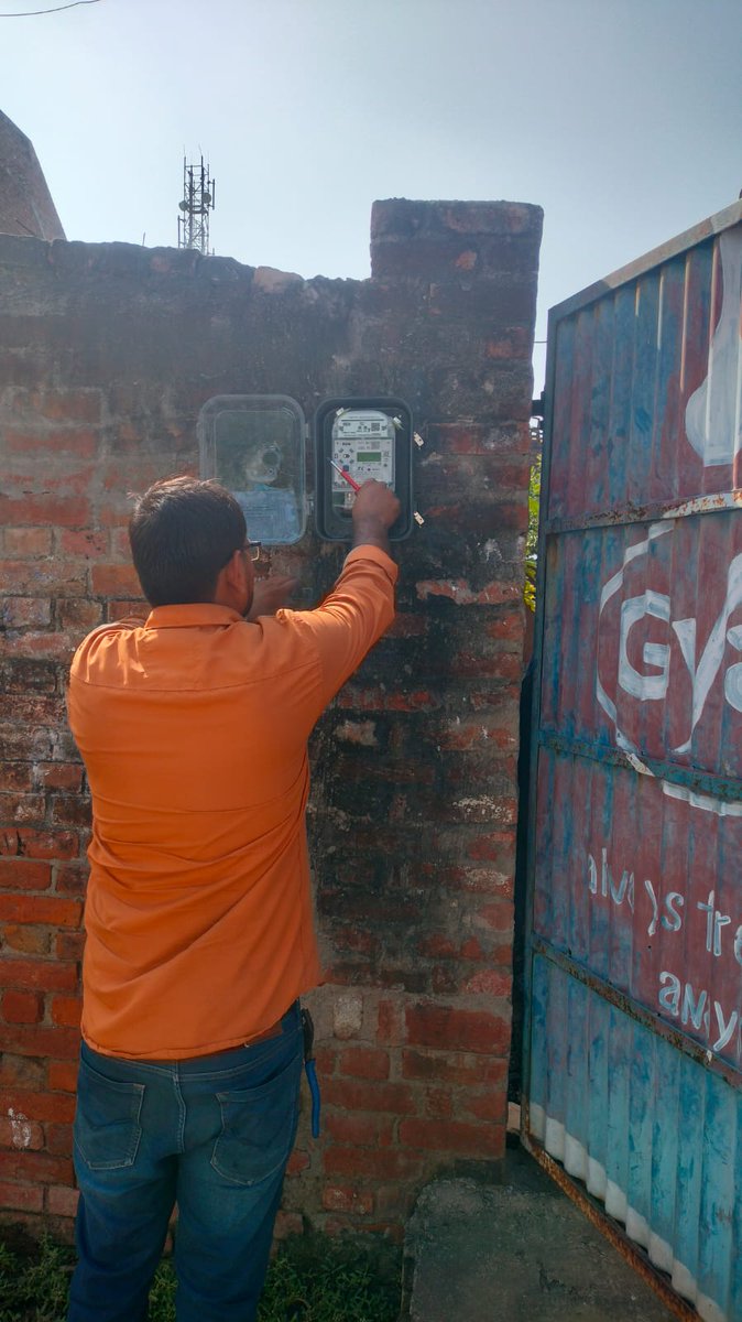 #Smar_meter   
वि.वि.खण्ड- प्रतापगढ़  के दहिलामऊ उपकेन्द्र के अंतर्गत उपभोक्ता की संतुष्टि सटीक सही खपत के अनुसार विद्युत बिल बनाने के लिए कार्यदायी संस्था मेसर्स जीएमआर द्वारा #स्मार्ट_मीटर लगाया गया।
<a href="/PuVVNLHQ/">Purvanchal Vidyut Vitaran Nigam Limited</a> <a href="/UPPCLLKO/">UPPCLLKO</a>