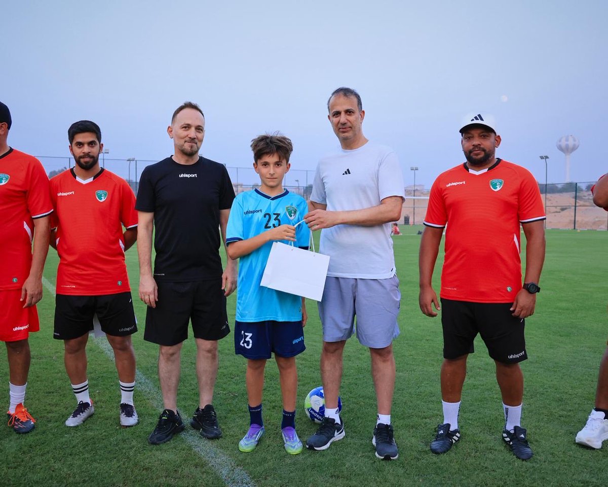 رئيس مجلس إدارة نادي الإمارات يكرّم لاعبي الشهر المميزين لفريق صقور 12 عاماً

في أجواء مليئة بالحماس والتحفيز، كرّم سعادة محمود حسن الشمسي، رئيس مجلس إدارة نادي الإمارات، لاعبي الشهر المميزين في فريق صقور 12 عاماً، وذلك في إطار المبادرة الشهرية التي تحرص إدارة الفريق  على تنظيمها