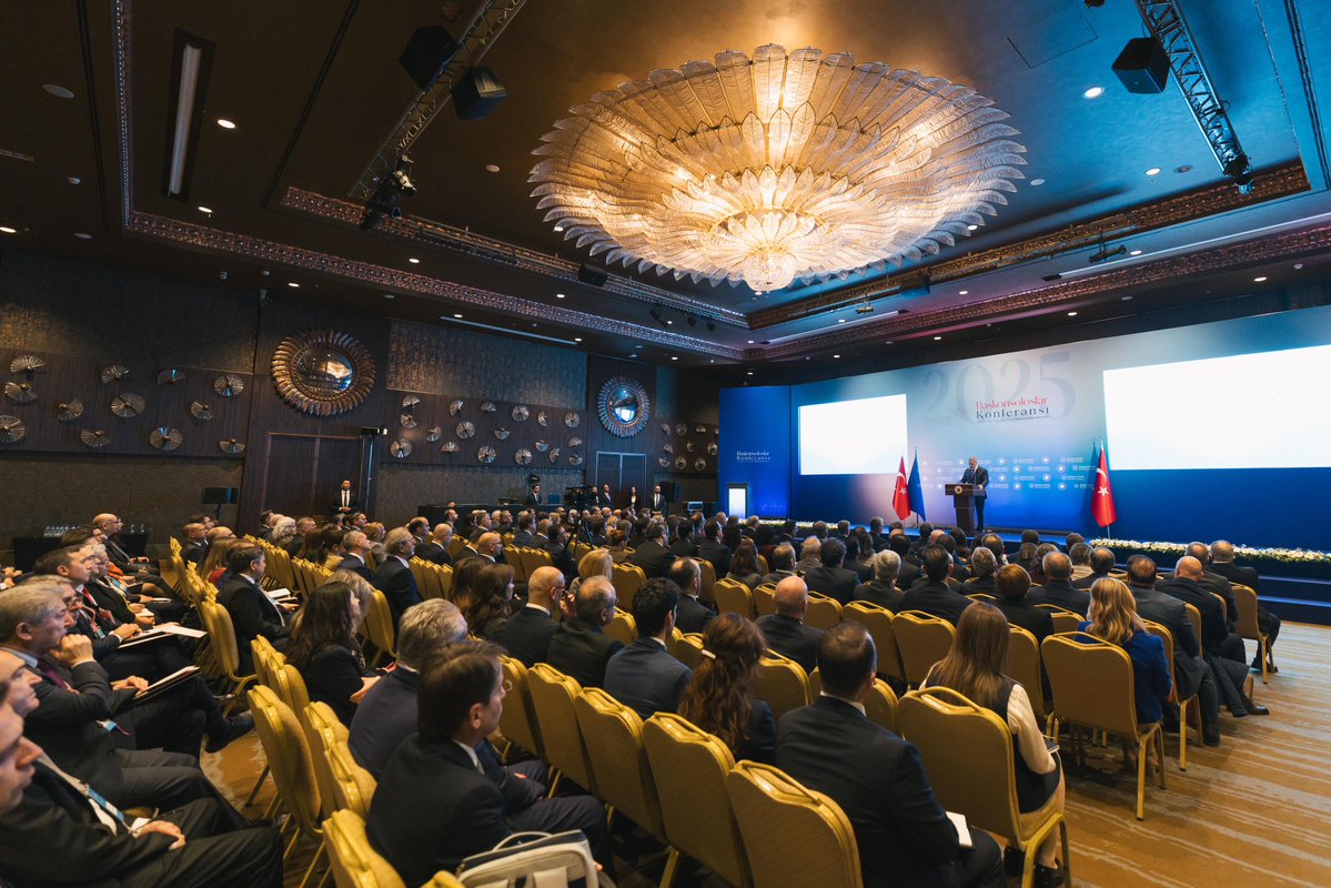 Yurt dışında görev yapan Başkonsoloslarımızın katılımıyla ilk kez düzenlediğimiz Başkonsoloslar Konferansı bugün başladı.

“Dış Politika Vizyonumuzda Başkonsolosluklarımız” temasıyla gerçekleştirdiğimiz bu konferansla, yurt dışında yaşayan vatandaşlarımıza sunduğumuz hizmetlerin