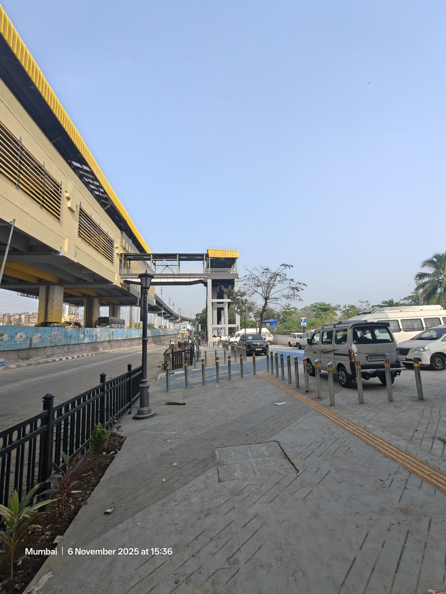 Mankhurd Metro station looks completely unrecognisable since my last visit in June 2025. Proper footpath, bus stops, railings, signages, etc. Bonus being a dedicated parking space for 2 wheelers and 4 wheeler, albeit limited, but beneficial for those who want to park.