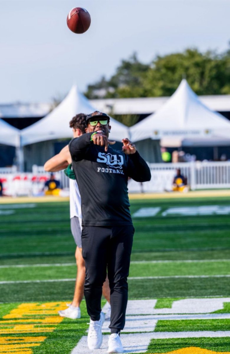 CoachSlaughter2's tweet image. Not everyday will be a win, but everyday is progress. 1% better each day. You never stay the same - you either getter better or you’re not. #ThursdayThoughts #StackGoodDays