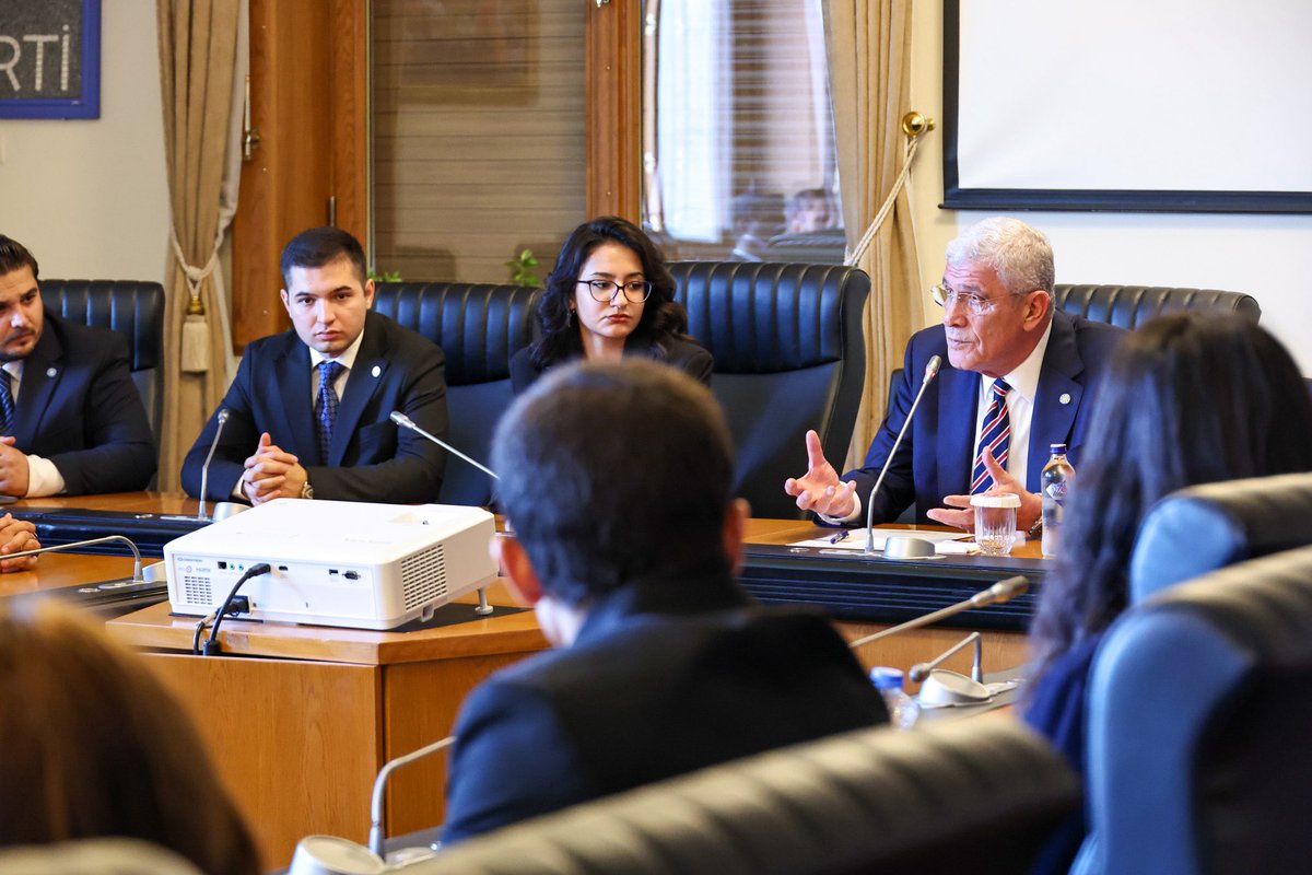 Genel Başkanımız Sayın Müsavat Dervişoğlu (<a href="/MDervisogluTR/">Müsavat Dervişoğlu</a>),

İYİ Gençlik Ankara ile Ufuk Üniversitesi Uluslararası İlişkiler ve Münazara Topluluğu üyesi gençlerle bir araya geldi.

Fikirlerini, sorularını ve umutlarını paylaşan tüm genç arkadaşlarımıza nazik ziyaretleri için