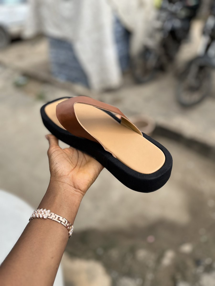 preshious_Ani's tweet photo. Day 1 of posting my footwear business to create awareness. I create beautiful footwears for all sizes in whatever style you may want. Please patronise or retweet to reach a wider audience🥺🤲🏾. 

Frame 1-  This is a size 41/42 for just 12k

Frame 2- This is a size 39 for only 10k https://t.co/RUD9lTYwIM
