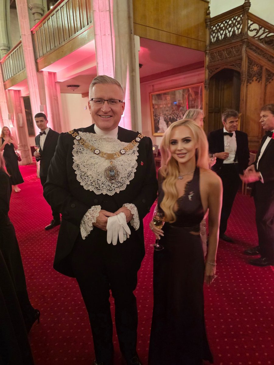 amgalojan's tweet photo. Bonfire Night at Guildhall for
The Lord Mayor’s Last Laugh – Grand Finale 2025, in support of The Lord Mayor’s Appeal.
With @citylordmayor @CityofLondon
#TheLordMayorsLastLaugh #ABetterCityForAll #LordMayorsAppeal https://t.co/WgDRNBlfxc