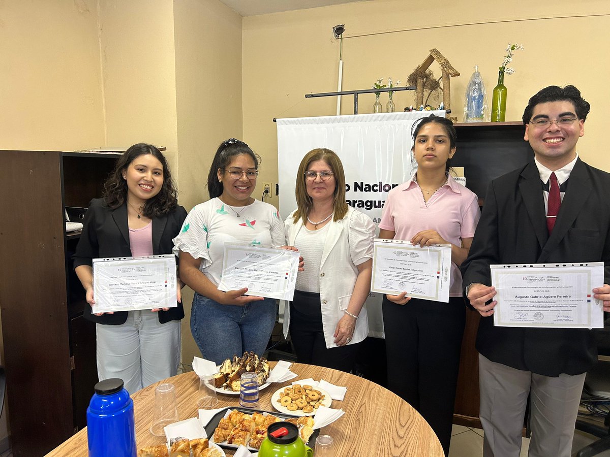 Estudiantes de Comunicación Adriana Vera y Aragón, Micaela Pintos, Evelyn Benítez y Augusto Aguero con la directora de <a href="/rnpy920am/">Radio Nacional AM</a> Carmen Insaurralde. Exitosa finalización de Pasantías!