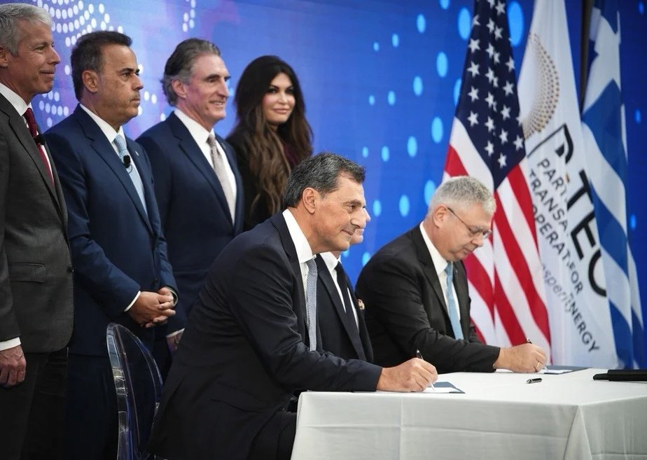 Oι ExxonMobil,Energean και HELLENiQ Energy υπέγραψαν συμφωνία για έναρξη γεωτρήσεων στο Οικόπεδο 2 στο Ιόνιο για τα τέλη του 2026.
Η τελευταία γεώτρηση στην Ελλάδα είχε γίνει στον Θερμαϊκό Κόλπο το 1986.