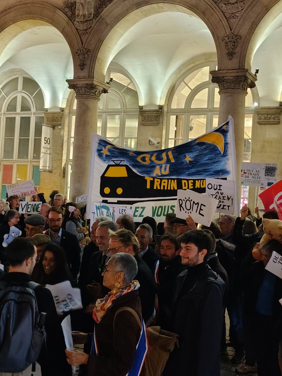 EmmanFernandes's tweet photo. 🔴 Hier gare de l'Est à Paris, j'étais aux côtés du collectif @OuiAuTrainDeNuit pour défendre les lignes de nuit Paris-Berlin et Paris-Vienne.

👉 L'une des solutions à l'urgence climatique, c'est le train : + écologique, + confortable, il doit être soutenu, et rendu accessible ! https://t.co/q7lOesIQkM