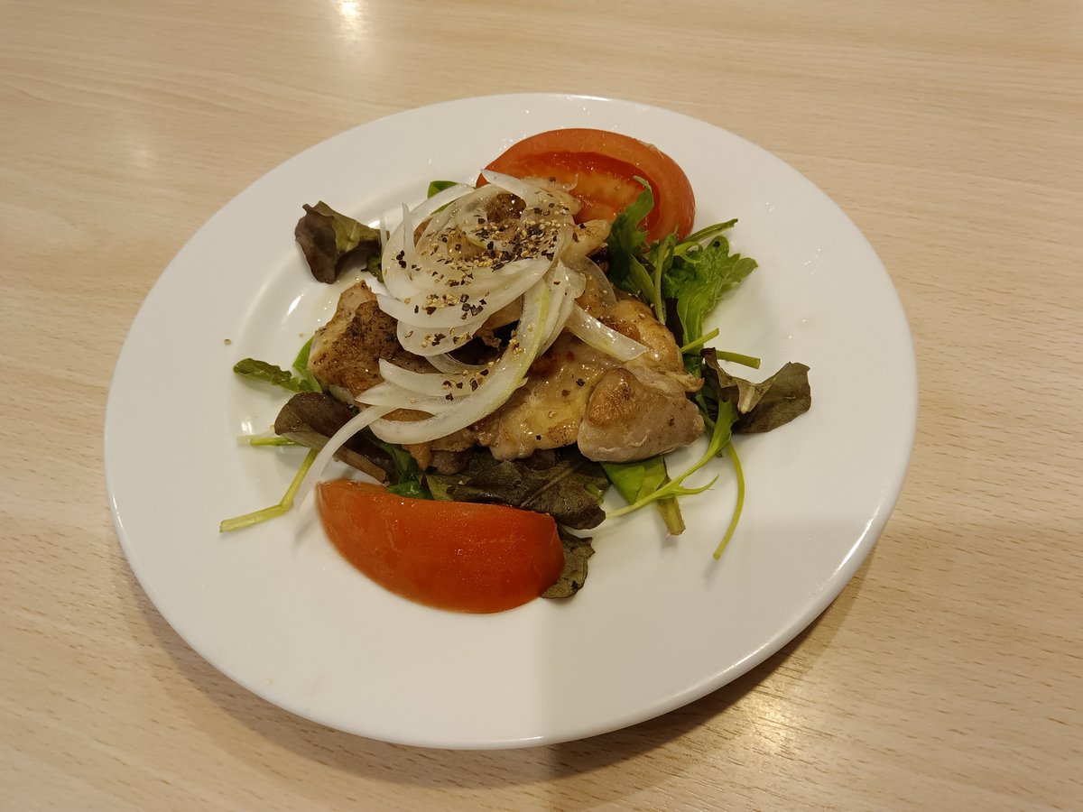 Mory_Osaka_Jpn's tweet image. #Joyful❤(ӦｖӦ｡)　
#ジョイフル☕古謝店さん🪼　

グリルチキンの冷製🍅🍗　
　⇒大阪とは全然違う😆
沖縄そば定食（ミニハンバーグ&amp;amp;唐揚げ）
沖縄そば麺大盛🍜

配膳ロボ❤(ӦｖӦ｡)
#JELEE🪼ちゃんも大喜び😂