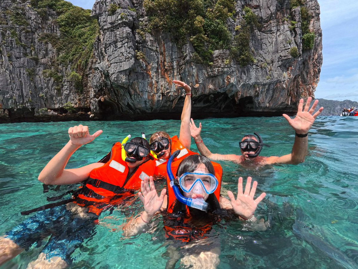 ThalassaTour's tweet photo. Sumergirse en el azul nunca decepciona 🌊🐠
Explorar el fondo del mar con nuestras rutas de snorkel es descubrir un mundo nuevo lleno de vida, color y calma.
¿Listo para vivirlo tú también? 😎
👉 Reserva tu próxima aventura en https://t.co/MW7yu0Af61
📸 @thalassa_tour https://t.co/rLk4949CvZ