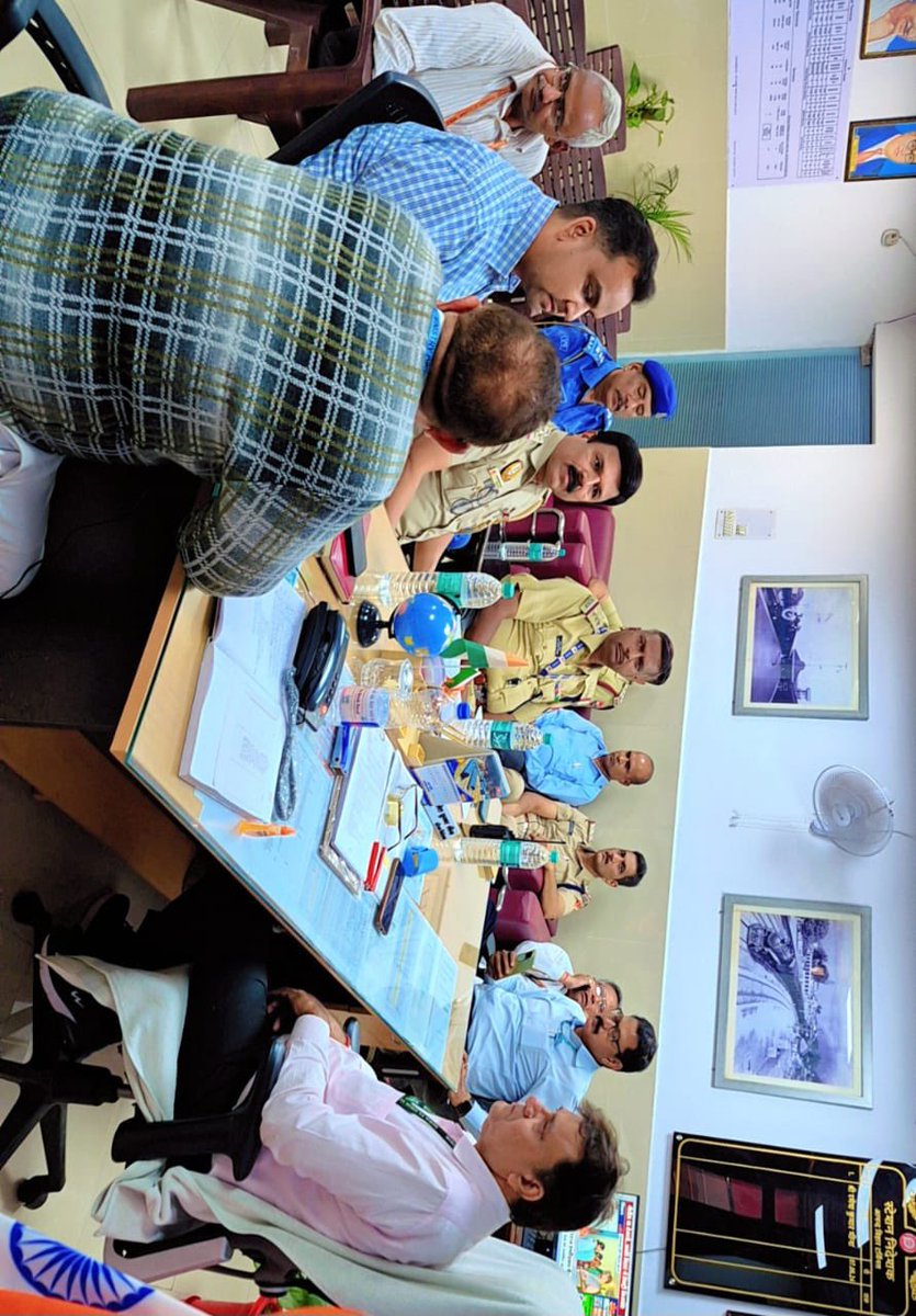 DcpRailway's tweet photo. Meeting regarding Crowd management at various Railway Stations of Capital. In view of Bihar Election conducted with the officers of GRP,RPF, RLY stakeholders &amp; Local Police etc. in the office of Station Director Anand Vihar Railway Station.
#Delhipolice
#DPCARE 
#PRO https://t.co/QCjgbAE3au