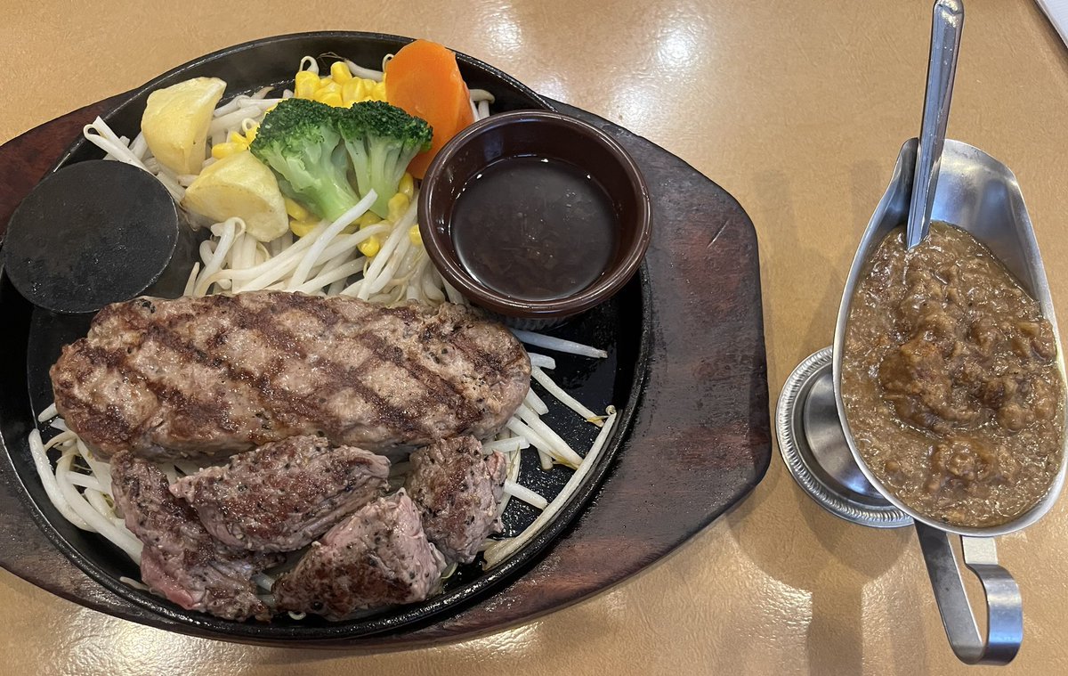 DAI627's tweet photo. 静岡県がさわやかなら千葉県はカウベル。
名物の弾力ハンバーグはもちろん柔らかいカットステーキもちょい足しのカレーもサラダの野菜も美味しかった！ https://t.co/DbRfPVkgkv