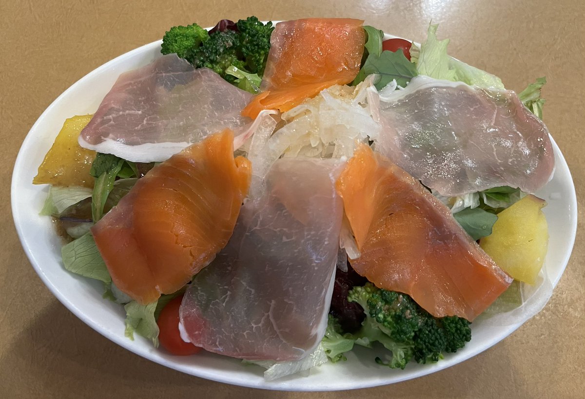 静岡県がさわやかなら千葉県はカウベル。
名物の弾力ハンバーグはもちろん柔らかいカットステーキもちょい足しのカレーもサラダの野菜も美味しかった！