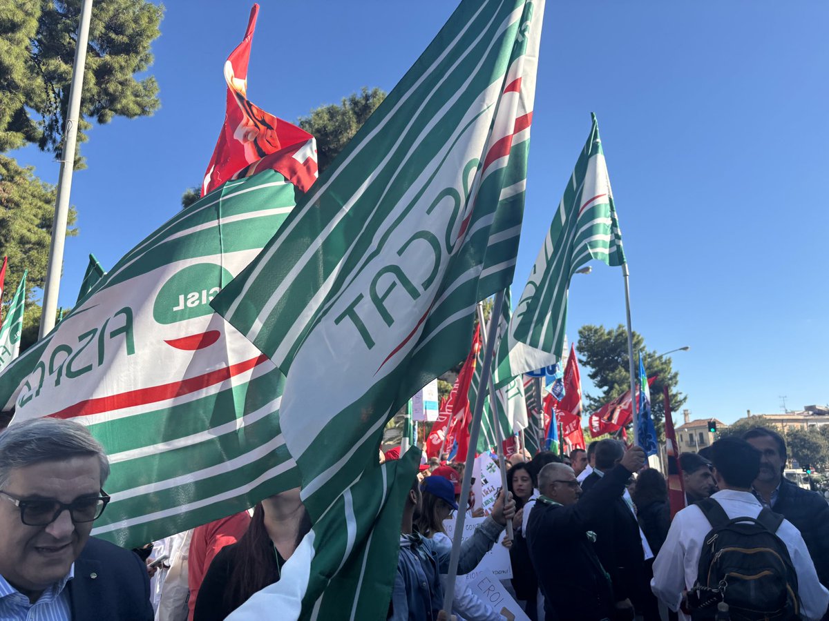 🔴🟢🔵Scioperano i dipendenti delle #FarmaciePrivate. Scendono in piazza per dire basta a salari fermi e promesse mancate
📍 In Sicilia presidi a #Palermo e #Catania. 
🗣️I lavoratori chiedono rispetto e riconoscimento del valore della loro professionalità.  #IlContrattoCiSpetta
