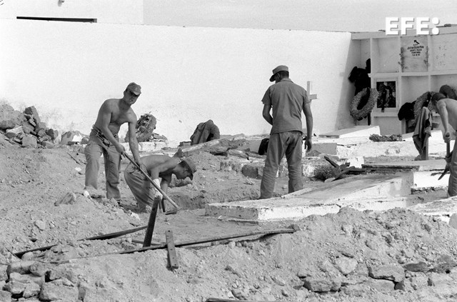 EFE_Canarias's tweet photo. «Evacúa el cementerio»: La precipitada salida del Sahara que también incluyó a los muertos 

50 años de la Marcha Verde

✍️ María Rodríguez
📸 @EFELafototeca, Quique Curbelo y Ángel Medina

https://t.co/gRqYlutP25 https://t.co/djs55rokua