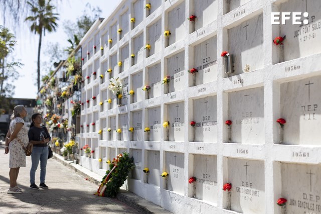 EFE_Canarias's tweet photo. «Evacúa el cementerio»: La precipitada salida del Sahara que también incluyó a los muertos 

50 años de la Marcha Verde

✍️ María Rodríguez
📸 @EFELafototeca, Quique Curbelo y Ángel Medina

https://t.co/gRqYlutP25 https://t.co/djs55rokua