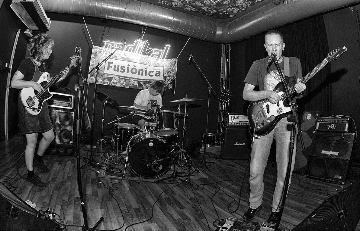 Una de les sorpreses de la temporada. Els txecs SINKS van oferir un directe brutal!. El trio combina línies de baix groovy amb patrons de bateria força complexos, però del tot ballables i amb una guitarra explosiva.

Fusiònica 26.0
OCTUBRE 2025⚡️Granollers
fusionica.org