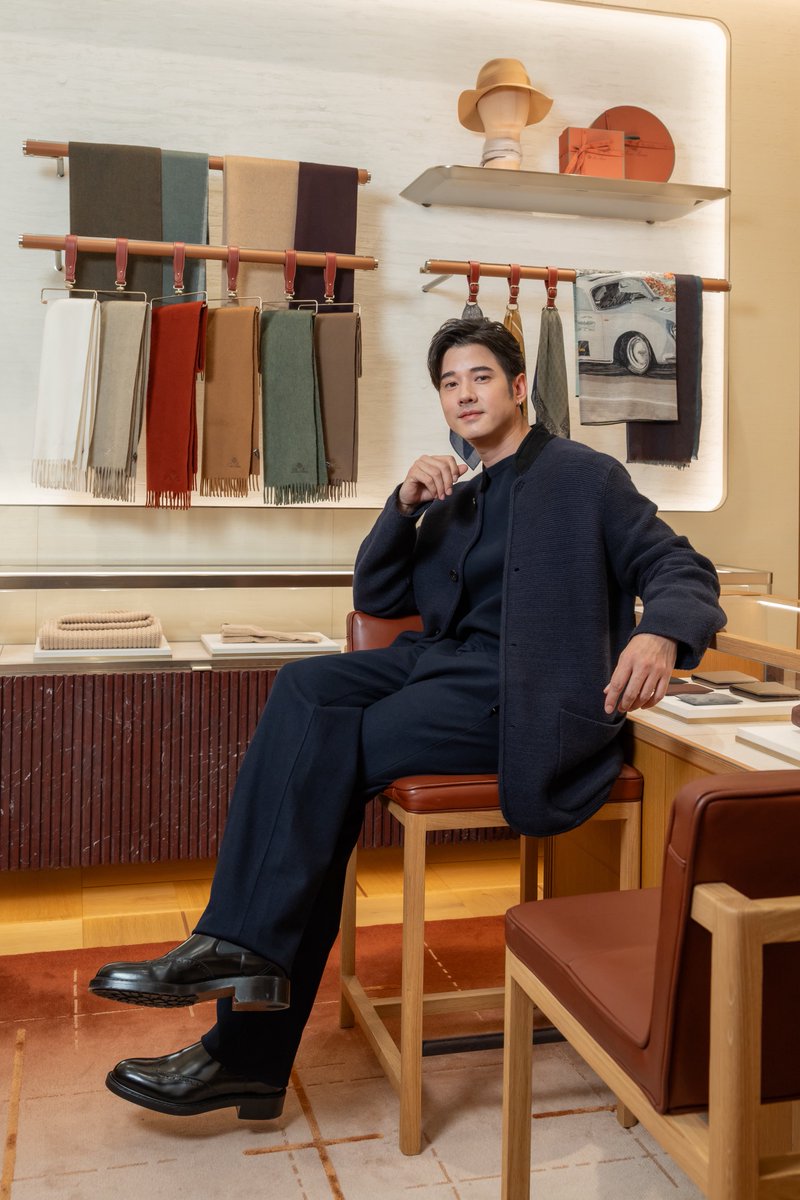 mintmag_th's tweet photo. หล่อเรียบหรู! หนุ่ม #มาริโอ้ นักแสดงหนุ่มสุดฮอต บินลัดฟ้าไปฮ่องกง ร่วมงานเปิดตัว Holiday Gifting Pop-up 2025 ณ Pacific Place ชั้น L1 พร้อมชวนแฟนๆ มาเช็คอินตั้งแต่วันนี้ - 23 พฤศจิกายน 2025 ภายในงานยังเต็มไปด้วยผลงานเด่นประจำฤดูกาล และคอลเล็กชั่นเครื่องใช้บนโต๊ะอาหาร Punti a Maglia 💚

#mario_mm38 
#LoroPiana 
#MintNews