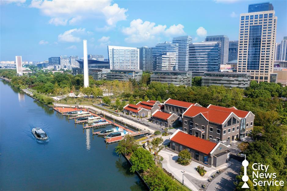 shanghaidaily's tweet photo. At the 2025 CIIE, #Shanghai’s #Putuo District is stepping up as a key connector in the Shanghai–Nanjing Innovation Belt.
📌 533 organizations and 4,000 delegates from Putuo joined the expo
📌 31 companies are exhibiting across tech, medical devices and consumer goods
📌 The new Collaborative Innovation Center in Putuo links nine cities’ tech, talent and industry resources
Putuo is turning the expo into more than a trade fair — it’s building a regional innovation corridor for the Yangtze River Delta.
#CIIE2025 #YangtzeRiverDelta