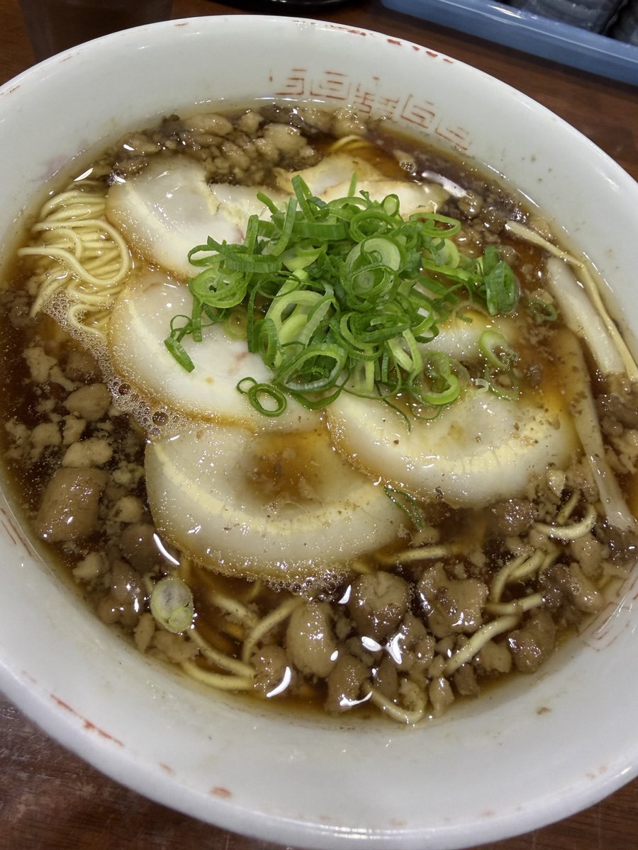 oomoriumao's tweet photo. 【尾道ラーメン たに】
チャーシュー麺を閉店間際に滑り込みで。

表面を覆う背脂と油膜でスープは最後まで熱々。
魚介の香りと醤油のバランスがとれた、
“これぞ尾道”なスタンダード系でした！

#今日はどこめし
#尾道ラーメン https://t.co/tbWbdufxkk