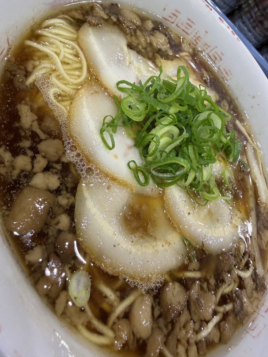 oomoriumao's tweet photo. 【尾道ラーメン たに】
チャーシュー麺を閉店間際に滑り込みで。

表面を覆う背脂と油膜でスープは最後まで熱々。
魚介の香りと醤油のバランスがとれた、
“これぞ尾道”なスタンダード系でした！

#今日はどこめし
#尾道ラーメン https://t.co/tbWbdufxkk
