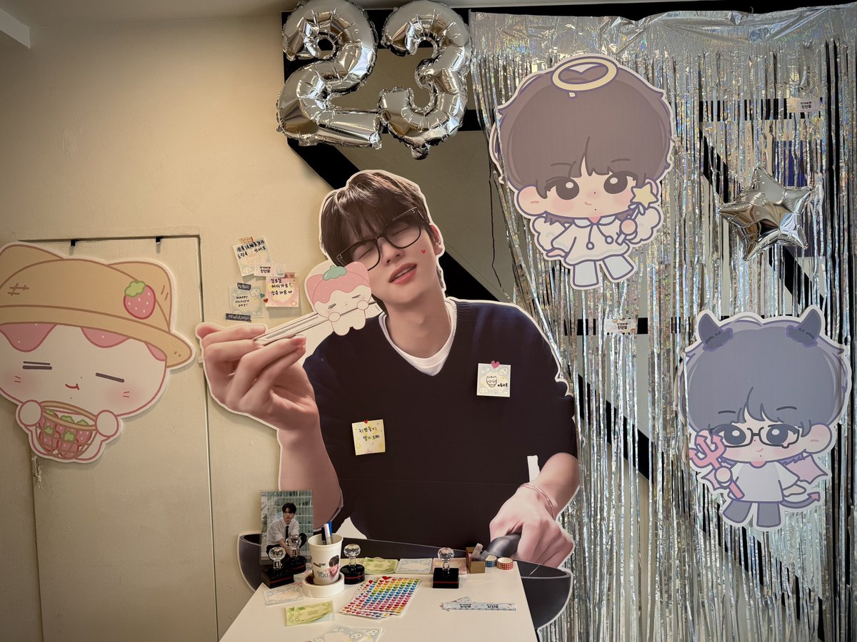 ohbiblely5255's tweet photo. 𝐒𝐂𝐄𝐍𝐄:𝐘𝐎𝐔_𝟏𝟏𝟎𝟕
생각했던 분위기와 달리 들어가자마자 웬수남편 신유가 보여서 안웃을수가 없었어요😆💕💕
여유있게 구경하고 럭드도 재밌게했어요~
사장님도 너무 친절하셔서 감사했습니다🥰
#클래식_영화_같은_너
#Scene_YOU #신유 #SHINYU https://t.co/w0qq8ElM3Y