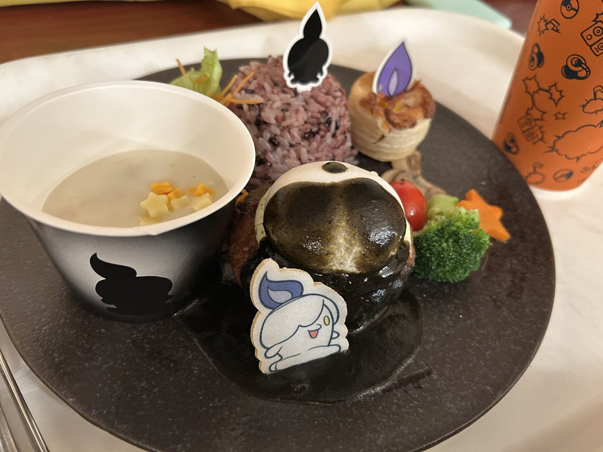 xwtgu_2's tweet photo. 先日はゆにばでわいわいしてきました！ 楽しかった〜〜〜！！🥳🥳 ご一緒いただいた🍙さんありがとうございました！🙏✨
ﾓｼちゃんのハンバーグ、半熟卵と肉厚ジューシーなお肉が最高で美味しかった🙏🙏 夜にはぞんびさんに恐怖しショーに釘付けになり……濃厚な時間だった。また来年も行きたい！ https://t.co/23bno1GjlP