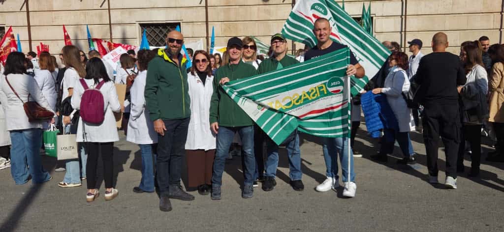 BariFisascat's tweet photo. 🔴🟢🔵 #FarmaciePrivate Siamo a Bari in Piazza Prefettura, per il presidio organizzato da FILCAMS CGIL, FISASCAT CISL e UILTuCS Puglia. 
Le lavoratrici e i lavoratori delle farmacie private sono un presidio sanitario essenziale. 

#ScioperoFarmaciePrivate  #FISASCAT #Diritti https://t.co/COrQdKHLPD