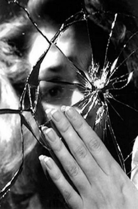 #مجموعة_الخواطر #خواطر_وأقلام_تعبر 
وعندما تنكسر المرايا فإن أجمل الوجوه الجميلة تتشوه،
كذلك القلوب الطيبه الحنونه 
عندما تنكسر من الخذلان فأنه يتشوه  كل
كل شيء .فيها  بأيدي من تسبب في إذائها