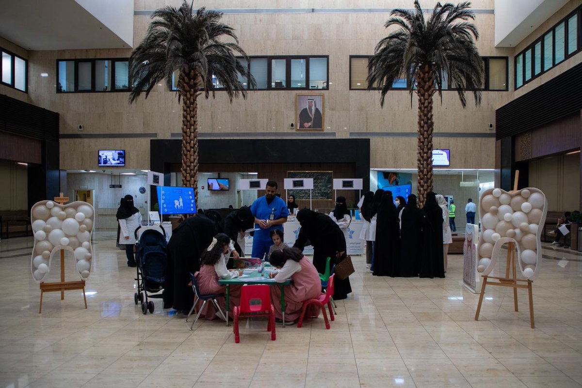 KFMC_RIYADH's tweet photo. التوعوية والتثقيف لزوار ومنسوبي #مدينة_الملك_فهد_الطبية حول أهمية العناية بصحة الفم والأسنان، وتصحيح المفاهيم الخاطئة، إضافة إلى تقديم استشارات طبية وركن تفاعلي للأطفال للتعريف بالممارسات الصحية اليومية

#تجمع_الرياض_الصحي_الثاني https://t.co/Ju55cyFTt0