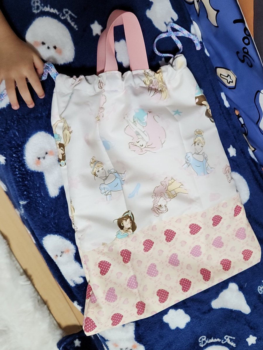 CSzUMR4IpD6SdWN's tweet image. 大きく作り直した〜🥰✨
35×30だからこれなら体操服入る〜✨
これで幼稚園準備は一安心だ☺️💕