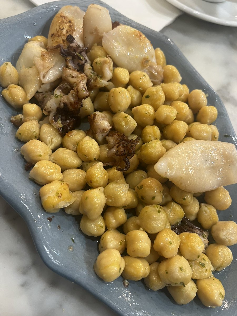 Revueltillo de morcilla y calamarcitos con garbanzos, desayuno en condiciones en Bodega Joan.