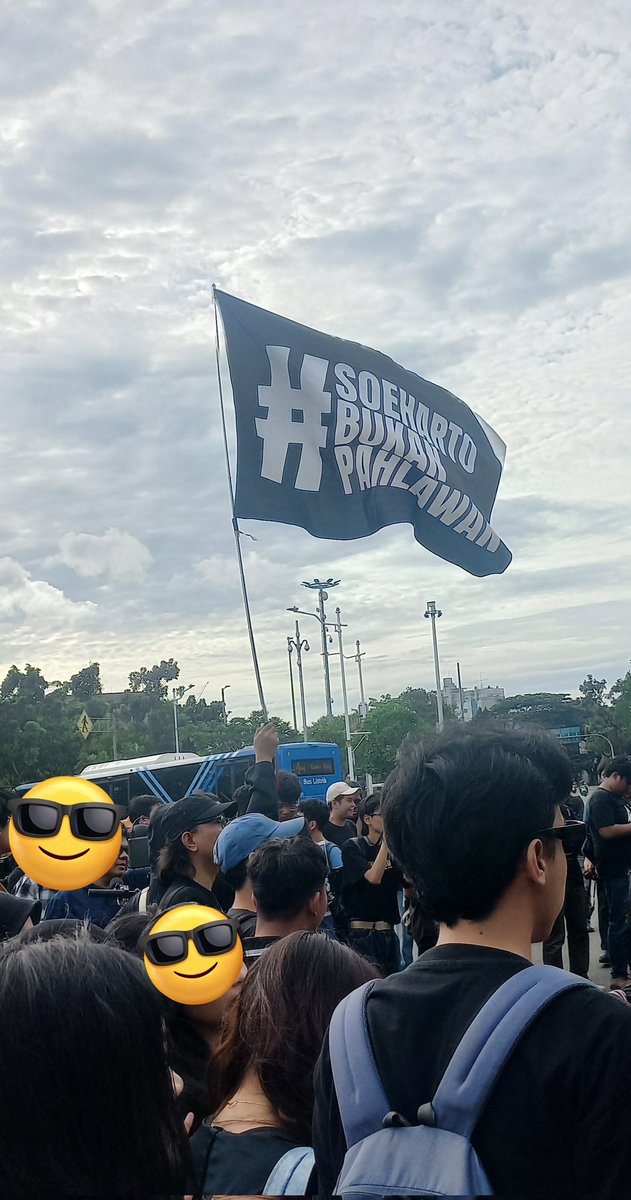 stravenues's tweet image. Soeharto bukan Pahlawan