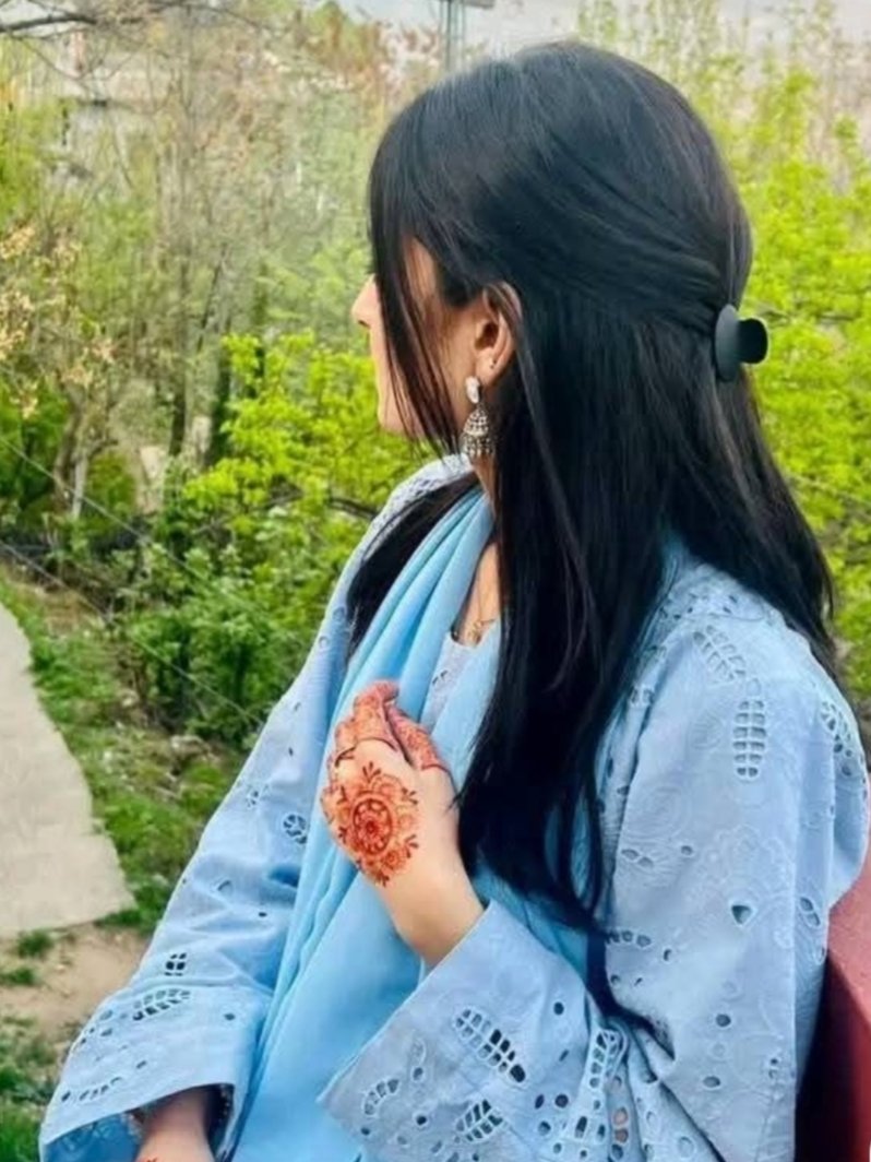 !! सुविचार !!

सबकी अपनी कहानी है!

वो ऐसा है, वो वैसा है, कौन जाने, कौन कैसा है!
इतना ना किसी की ज़िंदगी में झांका करो,
दूसरों पर उंगली उठाने से पहले,
खुद को उस जगह पर रखकर आंकना करो।

किनारों पर बैठकर, यूं ना अंदाज़े लगाया करो,
जिस बात का पूरा पता नहीं,
उसको ना बताया करो!