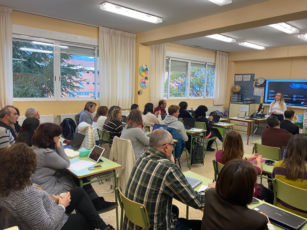 CFIEdeSoria's tweet photo. Los profesores del @cfuentedelrey  se forman en Inteligencia Artificial de la mano de Adela Ruiz dentro de la actividad  "Los recursos TIC del centro" @educacyl #formaciónCyL https://t.co/WpWFewKVt4
