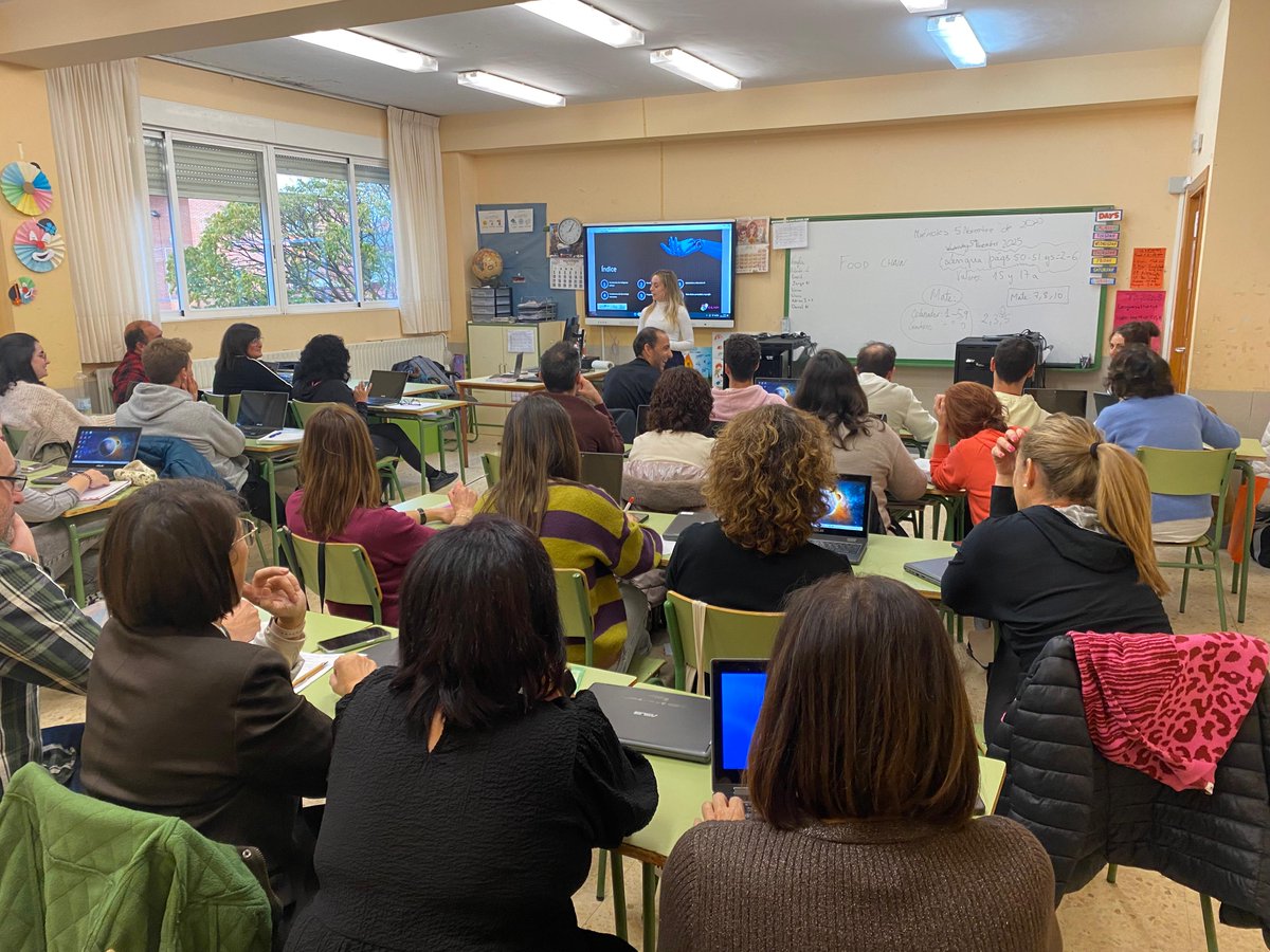CFIEdeSoria's tweet photo. Los profesores del @cfuentedelrey  se forman en Inteligencia Artificial de la mano de Adela Ruiz dentro de la actividad  "Los recursos TIC del centro" @educacyl #formaciónCyL https://t.co/WpWFewKVt4