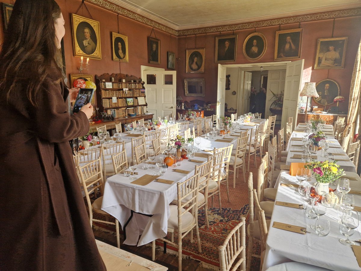 ZoeConwayfiddle's tweet image. Played at the most beautiful party last week in a stunning country house in Co. Louth...they even created a little stage area for myself and John to perform on 💜 It was pretty perfect 🥰🎻🎶

#party #music #local #livemusic #irishmusic #fiddle #guitar #songs #gaeilge #ireland