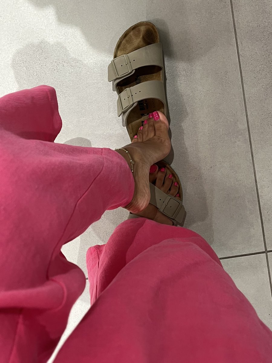 __dolceefeet's tweet photo. Pretty nails pretty girl 🩷🫦 
#nails #feet #prettygirl #soles #toes #caribeangirl https://t.co/c0jv0RvXnK