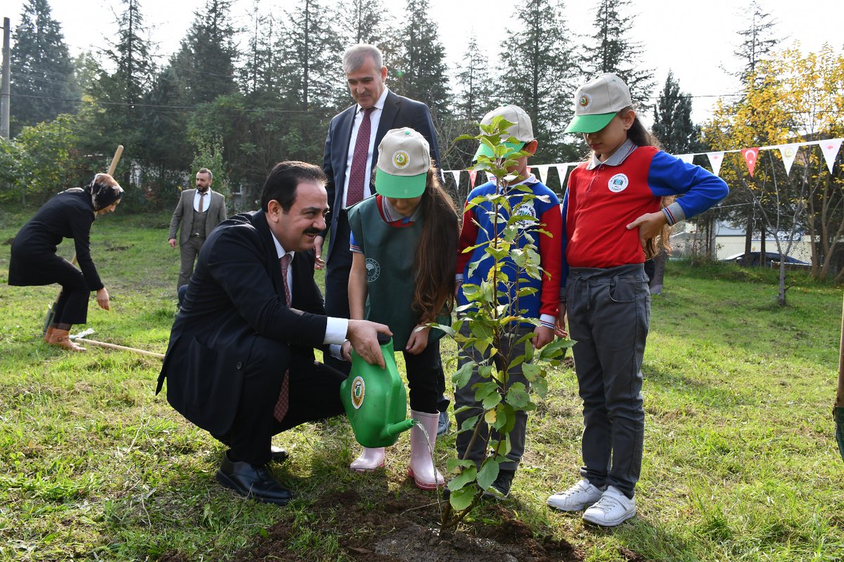 Doğantepe İlkokulu ve Ortaokulunda düzenlenen fidan dikim etkinliğine Kaymakamımız Dr. Soner ŞENEL, İlçe Milli Eğitim Müdürümüz Murat ŞENDOĞAN, öğretmenler ve öğrenciler katıldı.

Kaymakamımız, “Bugün dikilen her fidan, geleceğe bırakılan en değerli miraslardan biridir.” dedi.