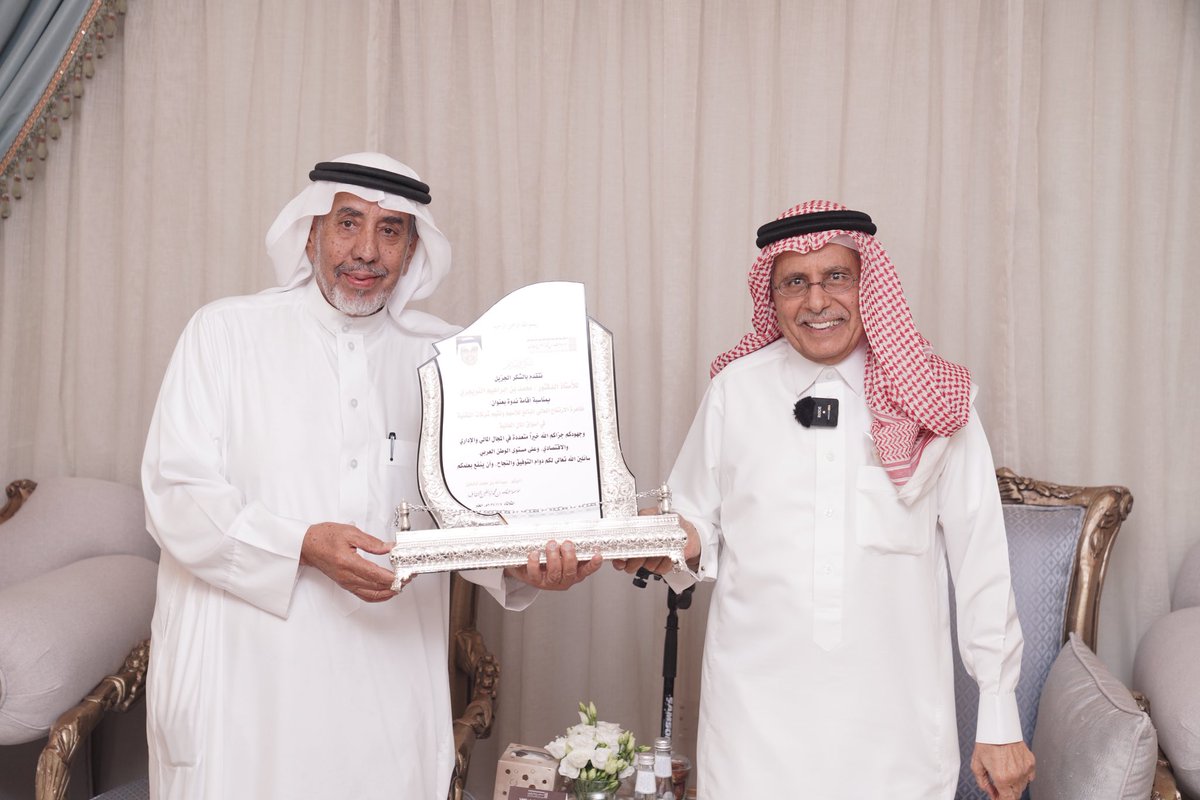 AbabtainFDN's tweet photo. أقامت مؤسسة عبدالله بن محمد أبابطين الثقافية، ندوة مع الأستاذ الدكتور محمد بن إبراهيم التويجري، بعنوان: ظاهرة الارتفاع العالي للأسهم وقيم شركات التقنية في أسواق المال العالمية.

📷 صور الندوة :
https://t.co/I5mMq3XU4K https://t.co/pEuF0MYZFp