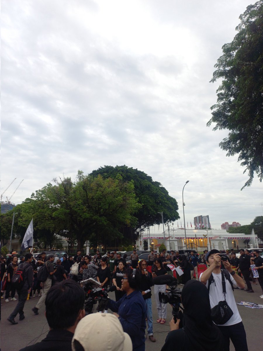 stravenues's tweet image. Soeharto bukan Pahlawan