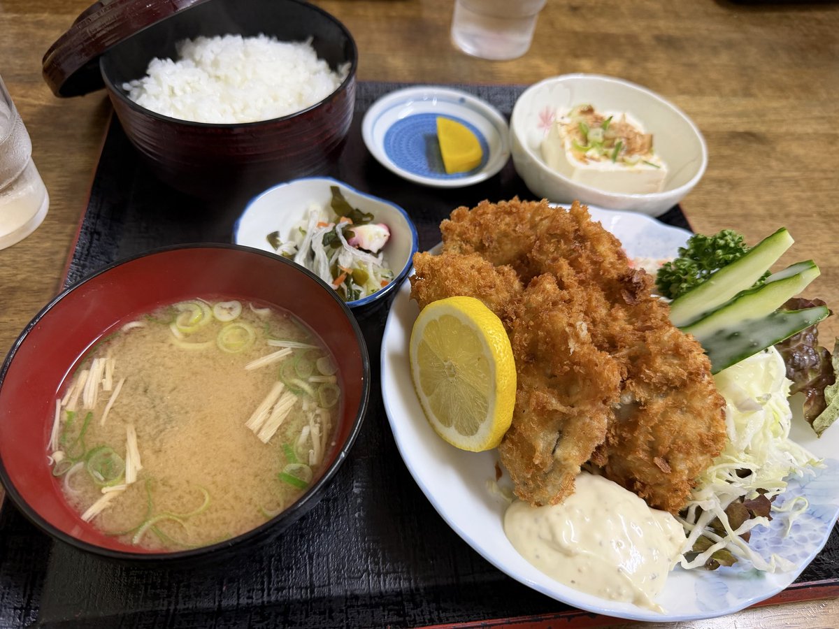 oomoriumao's tweet photo. 【あづま食堂（因島）】
広島といえば…やっぱりカキフライ！

ザクッと揚がった衣に、
たっぷりタルタル。
厚切りレモンでさっぱりと。

ローカル食堂の良さが詰まった定食、
美味しくいただきました✨

#今日はどこめし https://t.co/CCt8E9Hq3X