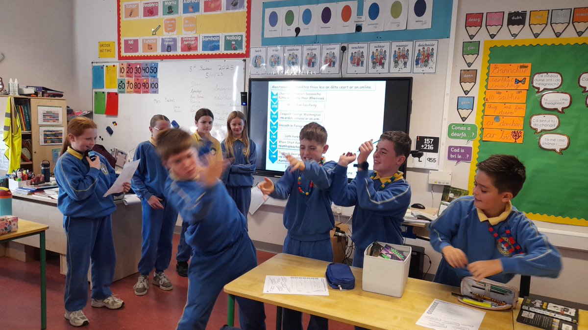 🎭 Thug Rang a Cúig turas siar in am dúinn — ó chóisir an tae go neamhspleáchas Mheiriceá! Drámaíocht lán le fuinneamh, stair agus saoirse. #DrámaBunscoile #StairBheo #RéaltaíRang5