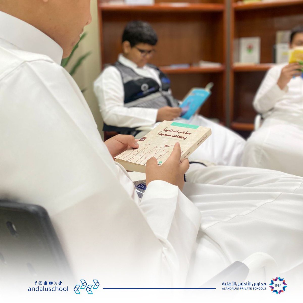 في أجواء محفّزة على التعلم 
استمتع طلاب المرحلة المتوسطة بوقت القراءة في مكتبة المدرسة 
حيث يجتمع شغف المعرفة مع متعة الاكتشاف 📚

#مكة_المكرمة 
#تربية_تصنع_الحياة