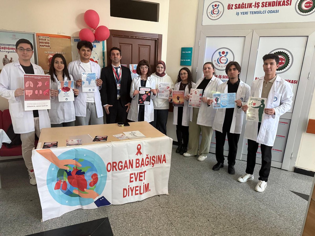 Kırşehir Eğitim ve Araştırma Hastanemiz Başhekimi Doç. Dr. Zeynel Abidin Erbesler ve hastane yöneticilerimiz; 3-9 Kasım organ Nakli Haftası stantında tıp fakültesi öğrencileri ile birlikte çalışmalar yürüten hastanemiz Organ Nakli Koordinatörü Dr. Öğr. Üyesi İbrahim Üntan’ı