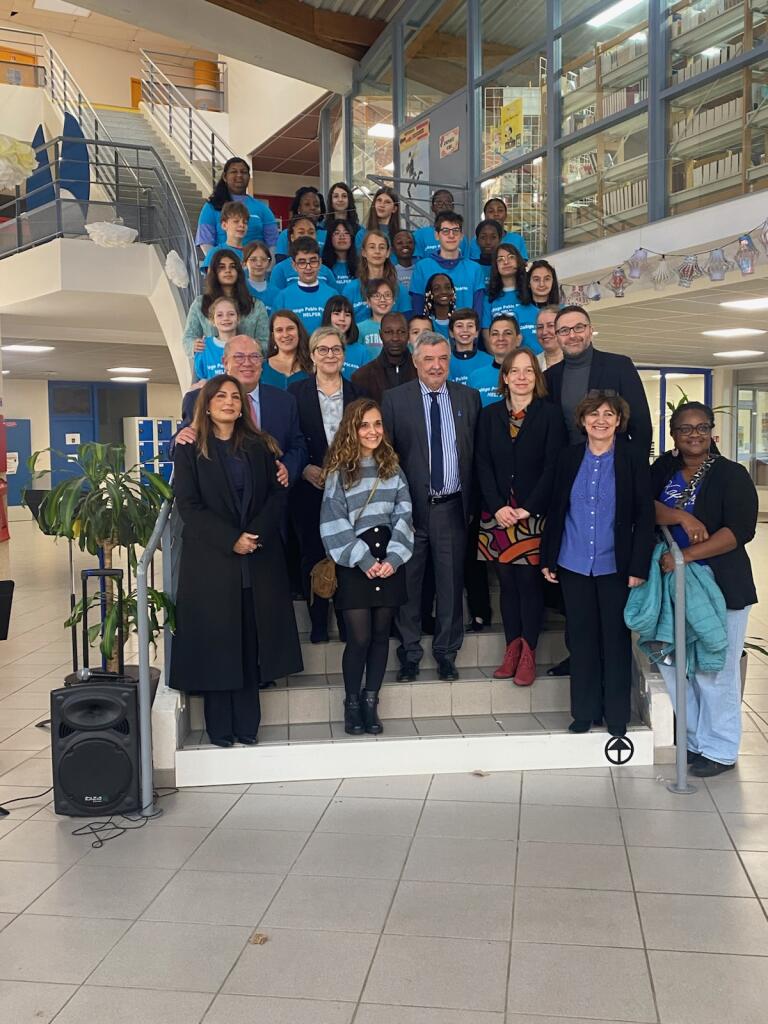 dsden77's tweet image. 🟢#NAH Journée nationale de Lutte contre le harcèlement scolaire. Accueil en chansons entonnées par les élèves du collège Pablo Picasso de Champs-sur-Marne. 
60 choristes et 16 élèves de la classe CHAM.
👏 Bravo aux élèves, aux 100 élèves ambassadeurs et aux équipes ! #pHARe