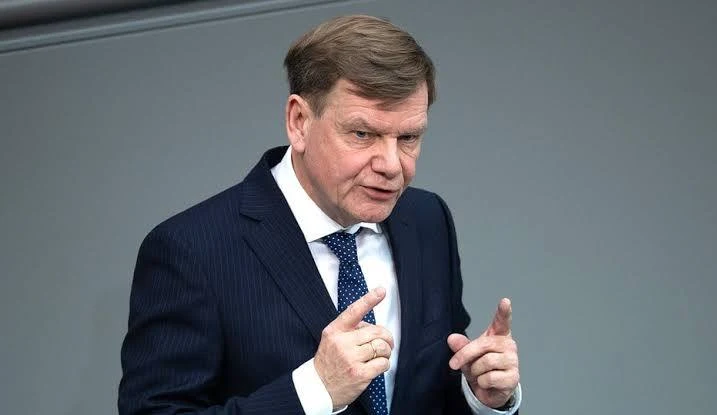 Der Typ mag ja für Syrien Außenministerdarsteller sein, vielleicht auch für Brüssel oder Schwarzafrika, aber ganz sicher nicht für Deutschland und sein Volk.