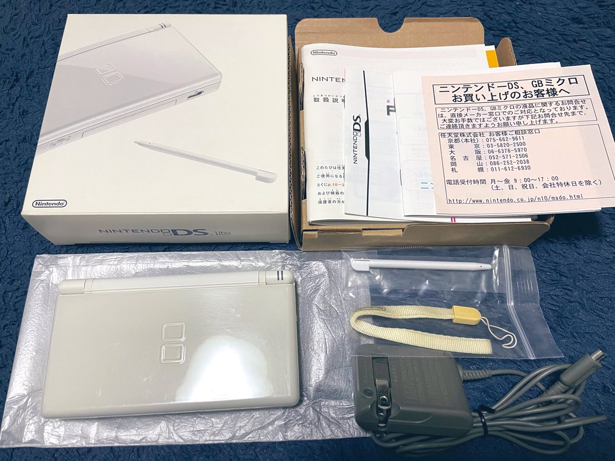 REON580's tweet photo. 最近の購入品。

ｼﾞｬﾝｸの箱付きDSLite

外箱綺麗めで比較的安かったので購入😊
本体も修理で完品に出来そうです🥰
一応外見が綺麗だったので気にしなかった
けど箱内側にｼﾐ？ｶﾋﾞ？が大量に…😨
ｶﾋﾞ臭くはないのでｼﾐかな？🤔
拭いたりしたけど落ちなそう😂
#ハードオフ　#DSLite https://t.co/UkGDUurJiv