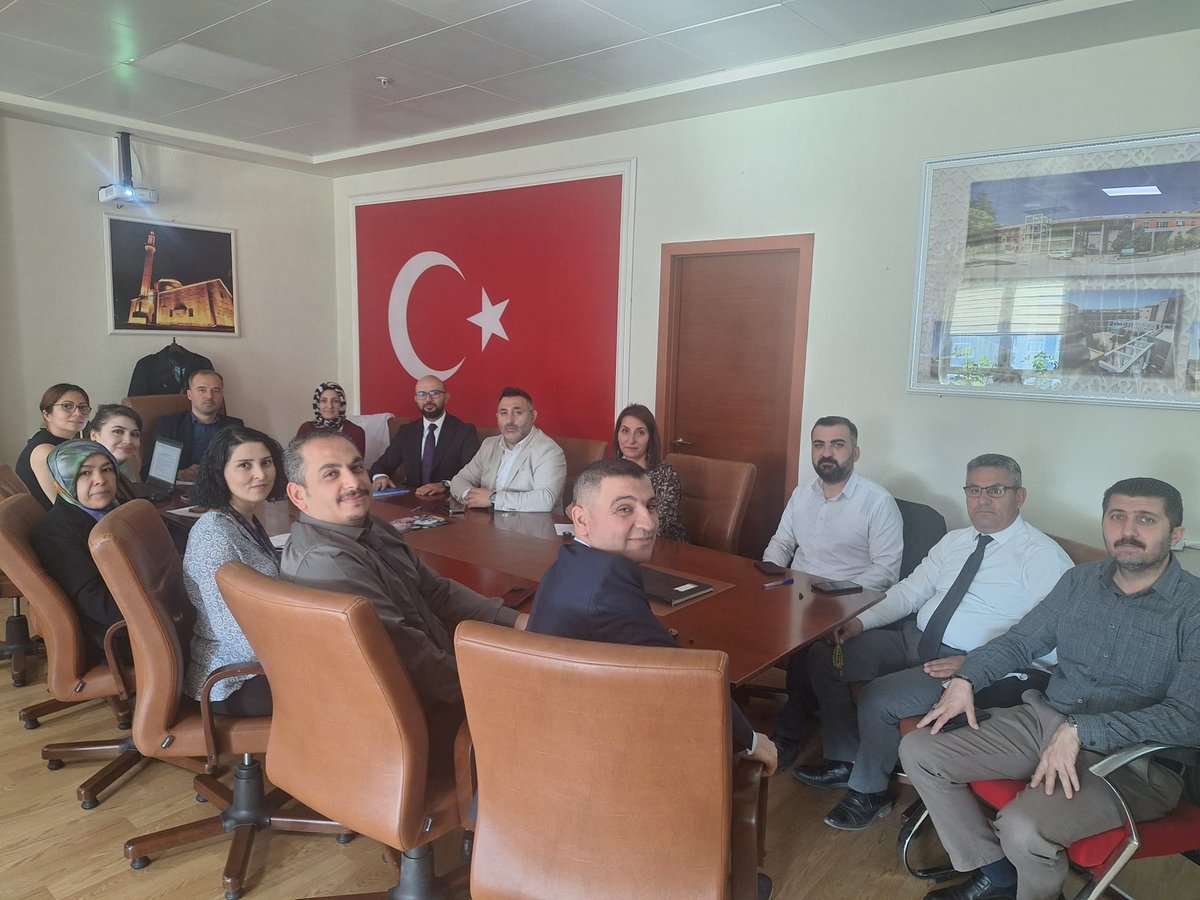 Kırşehir Eğitim ve Araştırma Hastanemiz 2025 yılı 2. Özdeğerlendirme sonu değerlendirme toplantısı yapıldı. 
Kalite Yönetim Biriminin organize ettiği toplantıya,  Hastane Başhekimimiz Doç. Dr. Zeynel Abidin Erbesler ve hastane yöneticilerimiz katıldı.