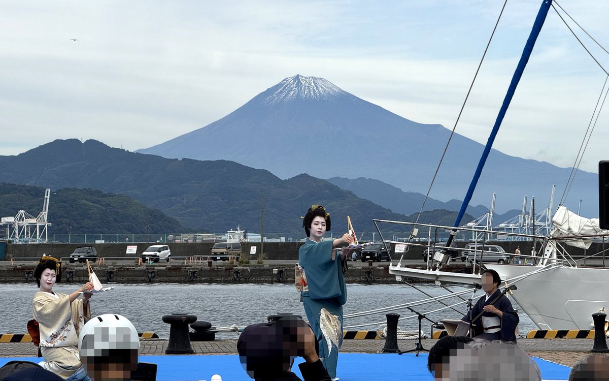美しい富士山を背景に！
#清水芸妓 さんが踊りを披露

花と緑に触れ合える市民向けイベントとして、たくさんのお客様が訪れる「清水港フラワーフェスタ2025～潮風と花の香りに包まれて～」

富士山を背景にした素晴らしい舞台で、清水芸妓さんが踊りを披露いたしました。

浮世絵のようですね～。