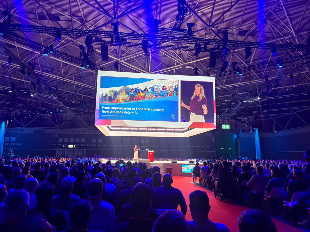 Data_AI_Summit's tweet image. &quot;Albert Heijn offers &apos;Scan &amp;amp; cook&apos;: scan what’s left in your fridge and basket, and the AI agent will give you suggestions on the recipe. It brings inspiration and reduces food waste in your own home.&quot;

Wies Mensink from Albert Heijn on stage at #DataAIWorldTour Amsterdam

1/2